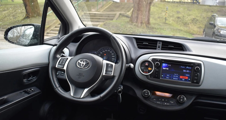 Toyota Yaris cena 33900 przebieg: 240000, rok produkcji 2013 z Gdańsk małe 79